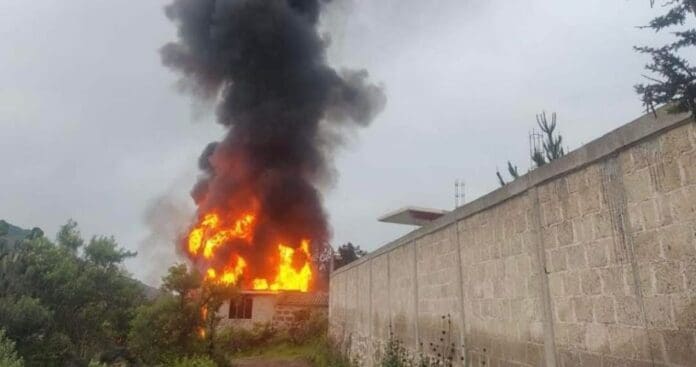 Arde bodega con huachicol en Hidalgo; el incendio deja daños severos y una nube tóxica