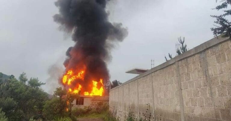 Arde bodega con huachicol en Hidalgo; el incendio deja daños severos y una nube tóxica