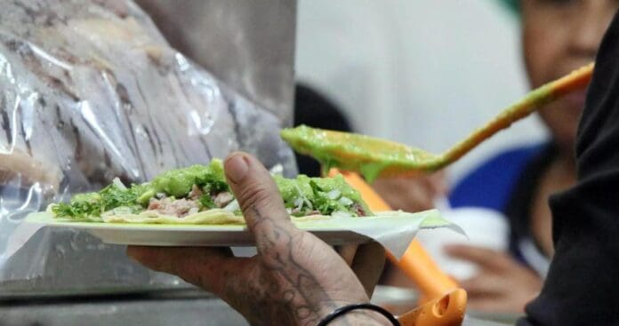 Detectan bacterias fecales en salsas de comida callejera cerca de nueve estaciones del Metro de CDMX