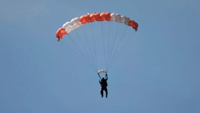 Turista queda volando tras romperse el cable del parachute en Puerto Vallarta, Jalisco