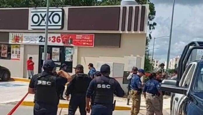 Más violencia; disparan contra un sujeto dentro de un Oxxo en Tulum. Nadie se siente seguro en el noveno municipio.