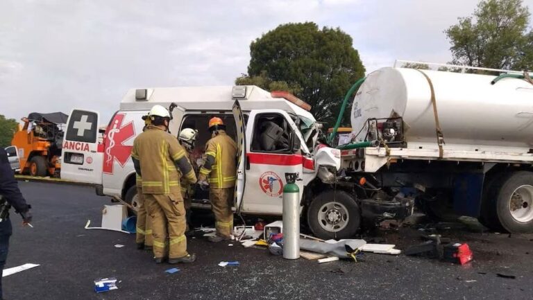 Mueren dos paramédicos y una paciente en choque de ambulancia contra pipa en Michoacán