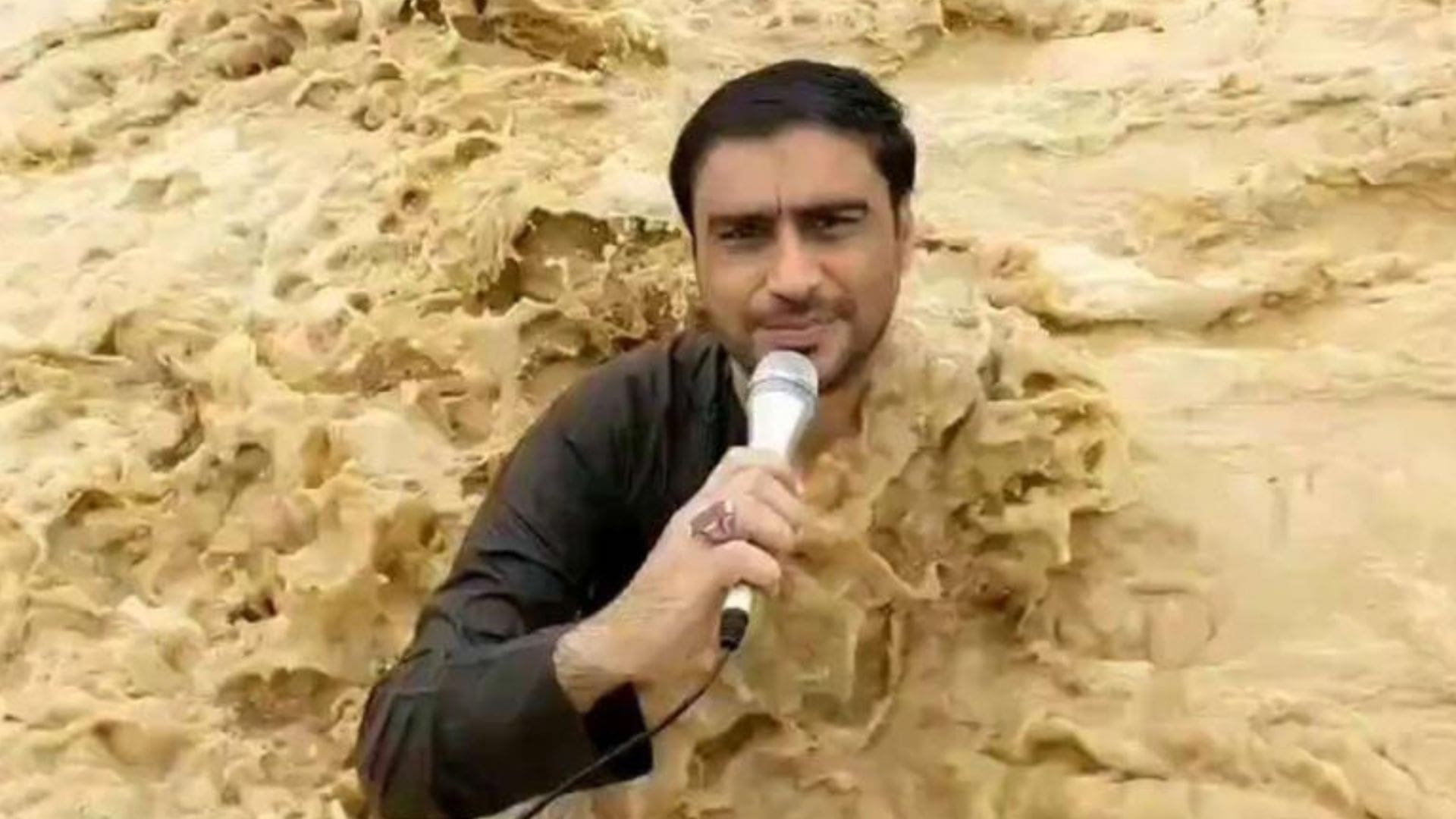 Periodista es arrastrado por la corriente mientras cubría las inundaciones en Pakistán