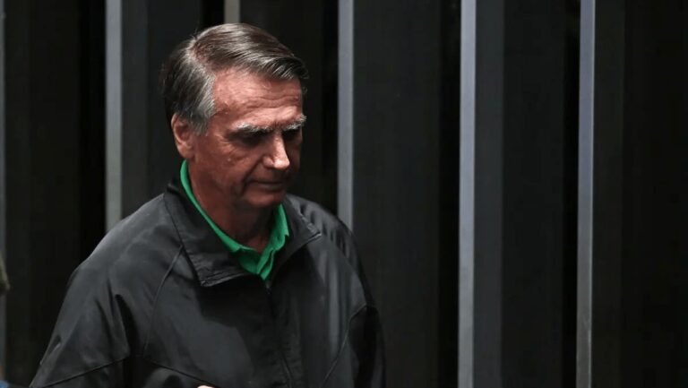 Imponen usar un grillete electrónico al expresidente Jair Bolsonaro en Brasil