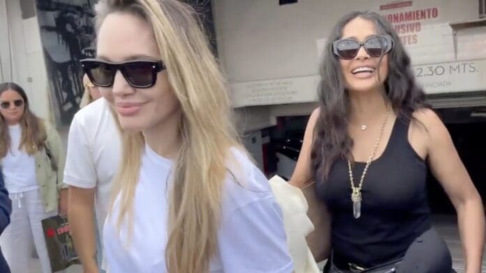 Video: Salma Hayek es captada paseando con Angelina Jolie en Veracruz, ¿nuevo proyecto?