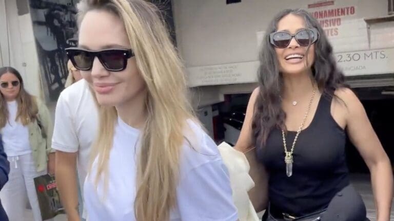 Video: Salma Hayek es captada paseando con Angelina Jolie en Veracruz, ¿nuevo proyecto?