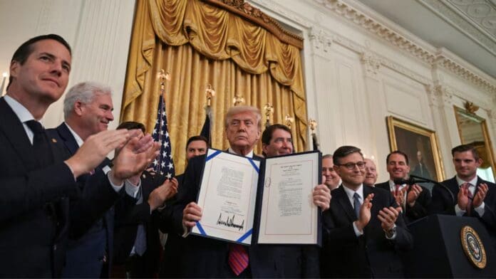 Aprueba Donald Trump ley para regular el uso de criptomonedas