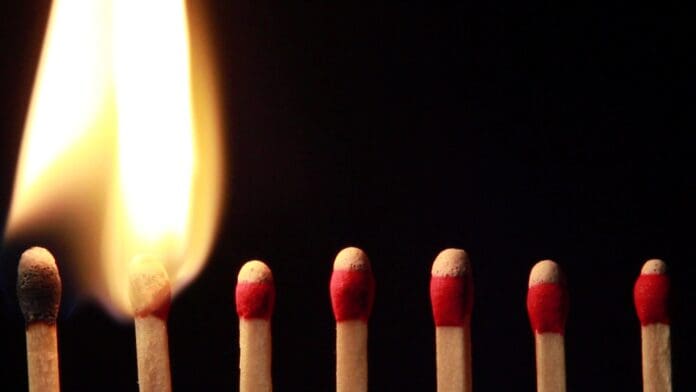 Prenden fuego a niña