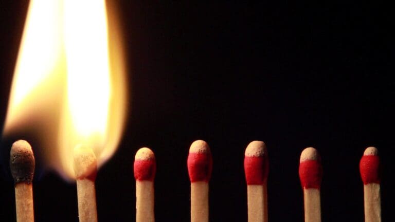 Prenden fuego a niña