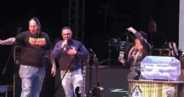 Funcionario de Chihuahua se gana una moto BMW en una rifa que él mismo organizó. Hay gente muy molesta con el directivo.