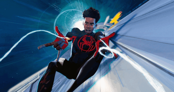 Los fans del universo arácnido tendrán que colgar su traje un rato más, porque “Spider-Man: Beyond the Spider-Verse” volvió a retrasar su estreno. Originalmente planeada para llegar a los cines en marzo de 2024, la tercera entrega de la aclamada saga animada no tiene ahora una fecha clara de lanzamiento. Posteriormente su lanzamiento en cines se programó para el 4 de junio de 2027 (fecha anunciada en CinemaCon, la mayor reunión mundial de las principales industrias cinematográficas) y luego pendiente entre rumores desde 2024, el estreno ahora se mueve nuevamente al 25 de junio de 2027. FANS TENDRÁN QUE ESPERAR UNAS SEMANAS MÁS La noticia no cayó nada bien entre los seguidores del personaje de ‘Miles Morales’, especialmente después del éxito que tuvo “Spider-Man: Across the Spider-Verse” en 2023. Dicha película no solo tuvo récords en taquillas, sino también expectativas con su animación revolucionaria y su historia cargada de emoción, acción y multiversos que dejaron a todos con ganas de más. La razón principal del retraso de “Spider-Man: Beyond the Spider-Verse” -con la cual la trilogía da por terminada- no es porque la película no esté lista, pues la animación y el doblaje van a buen ritmo, sino que simplemente encaja mejor en calendario escolar y brinda una ventana más atractiva para el estudio de Sony Pictures. Además, evita chocar con otros estrenos potentes a principios de junio, como el de “Cómo entrenar a tu dragón” (“How to Train Your Dragon”, en inglés) y otras franquicias. LA NUEVA FECHA DESATA MEMES ENTRE LOS SEGUIDORES Los cinefans se han volcado en redes donde ya circulan memes del tipo “Miles Morales cumpliendo 30 años antes de que salga su película”. Entre risas y fastidio, también hay esperanza: al menos el retraso es corto (tres semanas), y la explicación estratégica ayuda a entender que no se trata de problemas de producción. ¿QUÉ HACER MIENTRAS TANTO? Disfruta de nuevo “Into the Spider‑Verse” (2018) y “Across the Spider‑Verse” (2023) para preparar el multiverso con calma. Dale un vistazo a los spin‑offs y trailers oficiales que Sony vaya lanzando. Únete a foros y memes: esa comunidad fan siempre tiene algo entretenido que compartir. Tal vez te pueda interesar: Además, Sony sigue armando su plan arácnido: la próxima película live‑action, “Spider‑Man: Brand New Day” (la del actor Tom Holland) sigue su curso con estreno estimado para julio de 2026. Así que algo llegará para calmar a los fans de este multiverso mientras esperamos que el personaje de ‘Miles Morales’ vuelva en grande.
