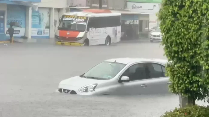 Muere adulto mayor atrapado en su vehículo tras inundación en Veracruz