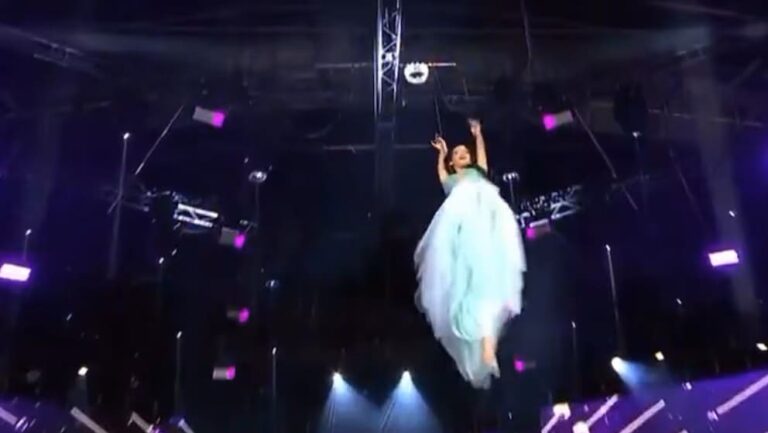 Video: Candidata de Cuba sufre aparatosa caída en vivo durante semifinal de "Miss Universe Latina"