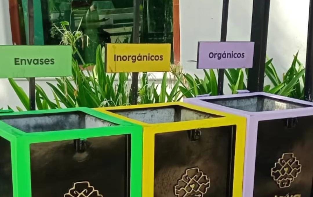 Instalan nuevos contenedores de basura en la Quinta Avenida de Playa del Carmen; está cada vez más limpia