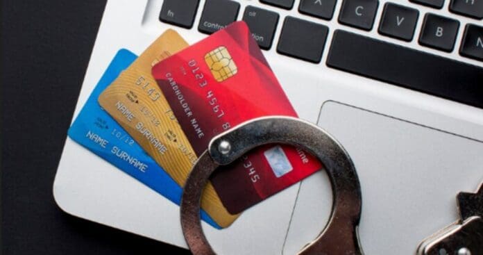 Detienen a mujer que estafó a 44 adultos mayores fingiendo ser del banco en España; les robó 128 mil euros