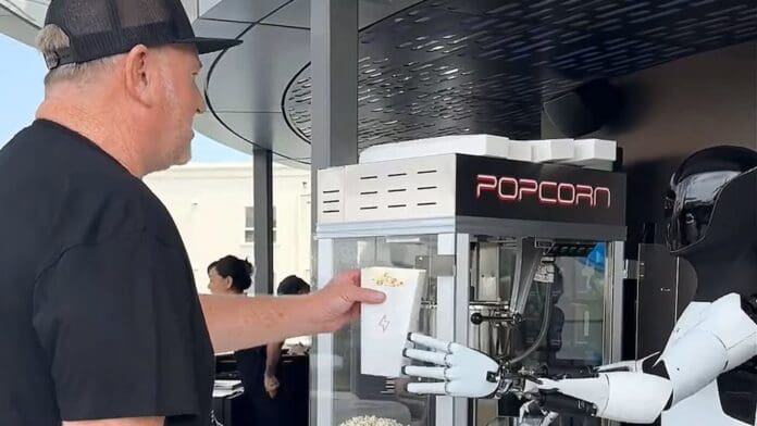 Video: Abre sus puertas primer restaurante Tesla en Los Ángeles; atendido por robots humanoides