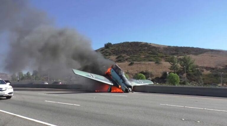 Mueren dos personas tras estrellarse una avioneta en plena autopista en Italia