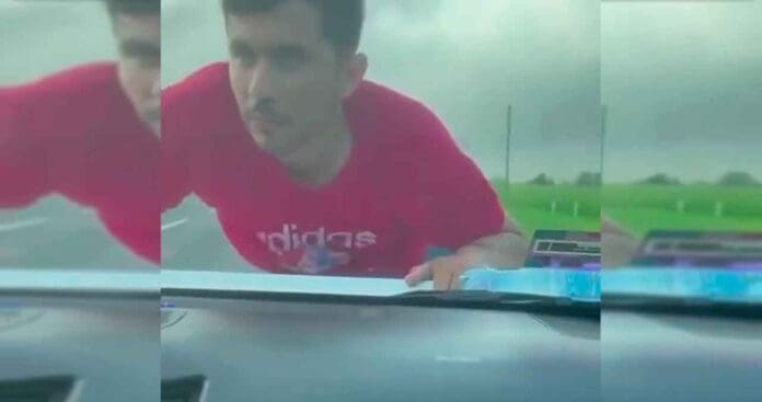 Video: automovilista graba el momento en que lleva colgado del cofre a presunto ladrón en autopista de Veracruz