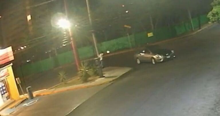 Muere trabajador de la CFE tras intentar escapar de un asalto en una tienda en Monterrey, Nuevo León