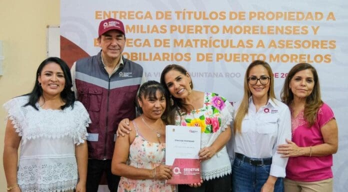 Tras décadas de espera, Mara Lezama entrega títulos de propiedad a familias de Leona Vicario, en Puerto Morelos.