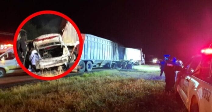 Conductor muere calcinado tras chocar con un tráiler en una carretera en Tamaulipas