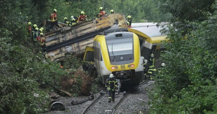 Video: Se descarrila tren en Alemania; tres personas murieron y decenas quedaron heridas
