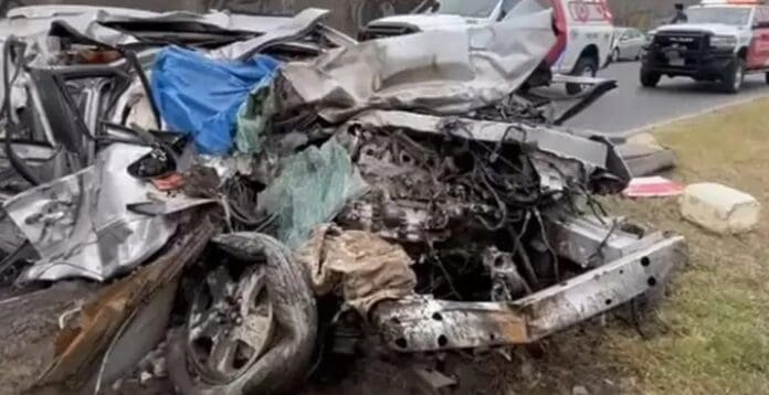 Muere pareja al chocar su auto contra un tráiler en Nuevo León