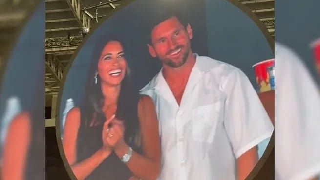 Video: Sorprenden a Lionel Messi y a Antonela Roccuzzo con la "Kiss cam" del concierto de Coldplay en Miami