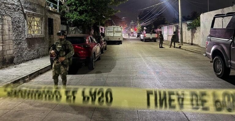 Asesinan a una persona y dos más quedan lesionadas durante ataque armado en Cancún. Persiste la grave crisis de inseguridad.