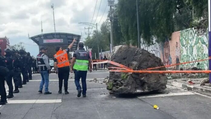 Adulto mayor es golpeado por una roca gigante tras desprenderse del Cerro del Tepeyac, en CDMX