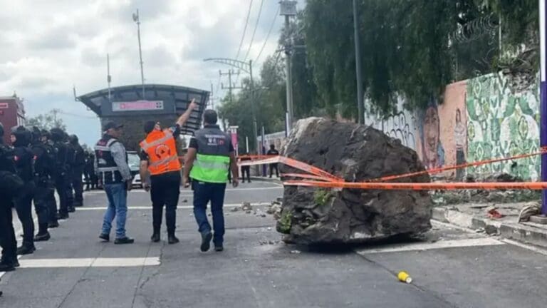 Adulto mayor es golpeado por una roca gigante tras desprenderse del Cerro del Tepeyac, en CDMX