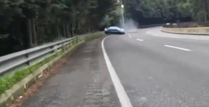 Fallece conductor tras salir disparado de su auto en la México-Cuernavaca. Al parecer no llevaba el cinturón de seguridad.