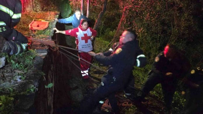 Rescatan a cuatro menores que cayeron a un barranco en Chapultepec, Cdmx