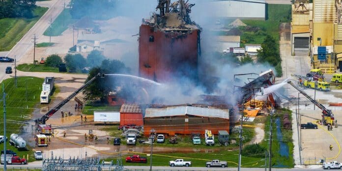 Mueren padre e hijas menores tras explosión en fábrica en Estados Unidos