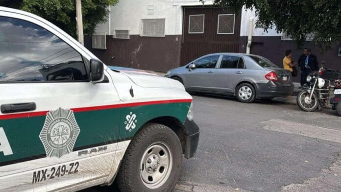 Hallan sin vida a un hombre al interior de un vehículo en CDMX