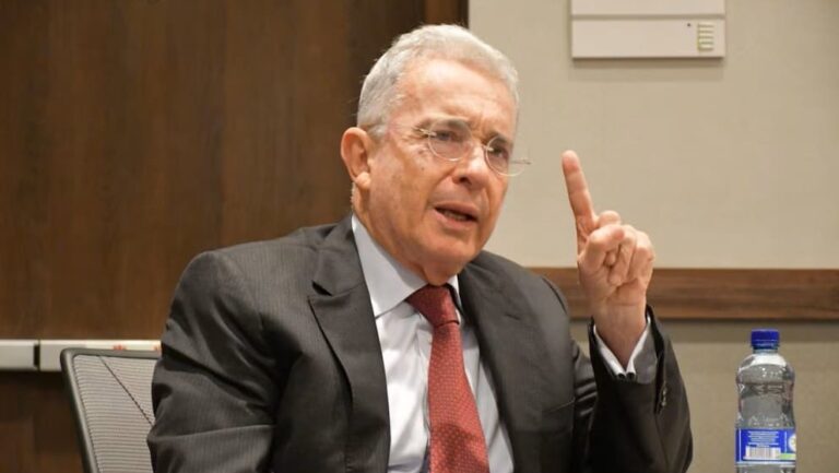 Condenan al expresidente de Colombia Álvaro Uribe a 12 años de prisión por soborno y fraude procesal