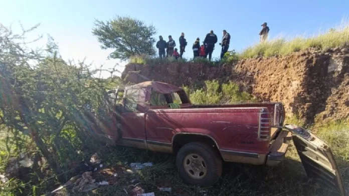 Fallece un jornalero y 15 resultan heridos tras volcadura de camioneta en Zacatecas