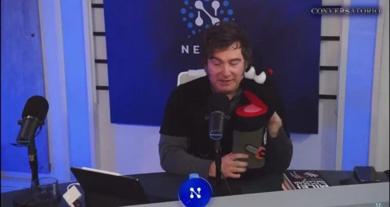 Acude Javier Milei a entrevista en Argentina y acaba haciendo un show de títeres libertarios. Ha sido muy criticado.