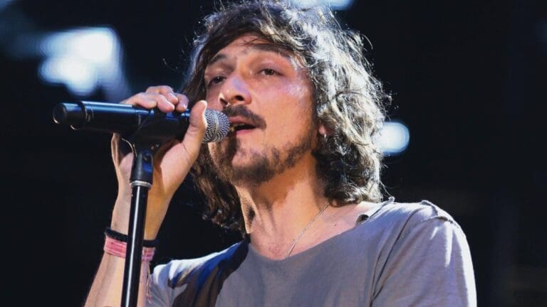 León Larregui es bajado de un avión por insultar a una sobrecargo