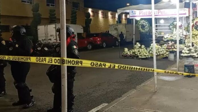 Ejecutan a tres sujetos mientras bebían en plena calle de la alcaldía Cuauhtémoc, CDMX