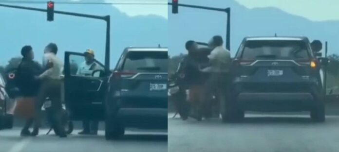 Adulto mayor y repartidor de comida se pelean en plena calle en Escobedo, Nuevo León