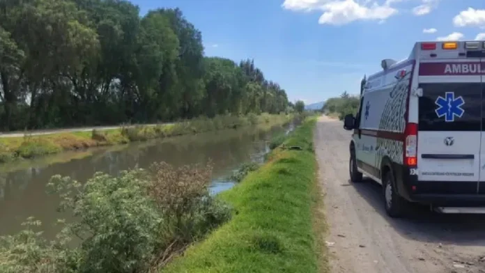 Mueren dos adultos mayores y niño desaparece tras caída de auto a canal en Hidalgo