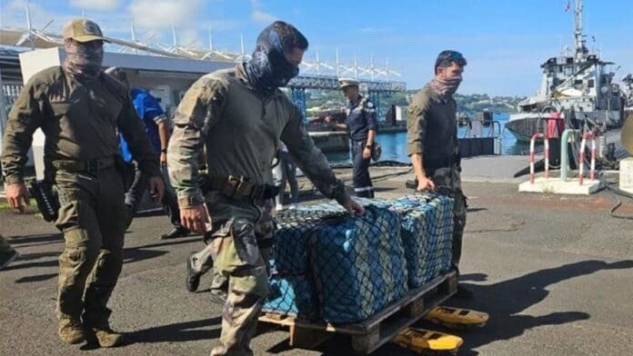 Francia decomisa 1.8 toneladas de drogas en velero procedente de México