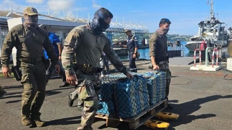 Francia decomisa 1.8 toneladas de drogas en velero procedente de México