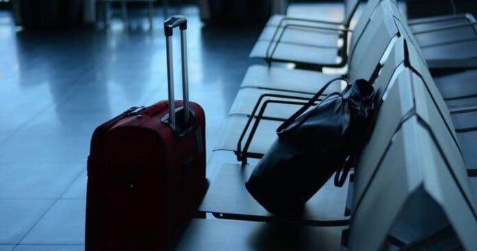 Mujer es detenida por transportar a una niña en una maleta en Nueva Zelanda