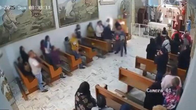 Hombre intenta asesinar a otro al interior de una iglesia en Edomex; feligreses lo impiden