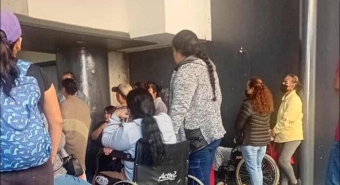 Pacientes llevan 18 horas esperando ser atendidos en Hospital Civil de Guadalajara, Jalisco. Solo piden un trato justo.