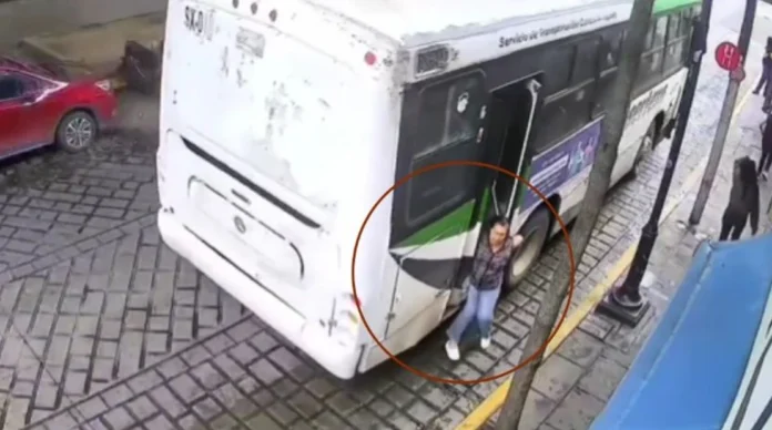 Mujer es arrastrada tras quedar atorada en la puerta de un camión en Oaxaca