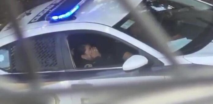 Captan a policías de Cdmx teniendo relaciones a bordo de una patrulla. Las autoridades aseguran que ya investigan el caso.