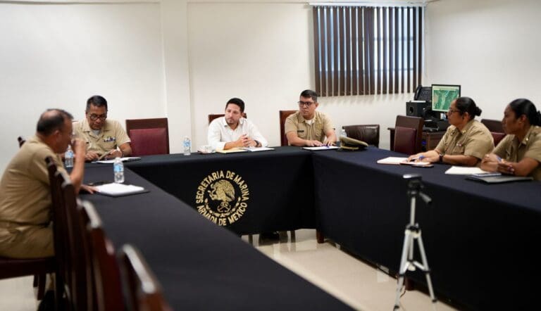 Se reúne Renán Sánchez Tajonar con autoridades navales para avanzar en la protección de la  Laguna de Bacalar